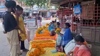 सिमडेगा: देउठान एकादशी और ईसाई धर्म के कब्र पर्व पर महावीर चौक में सजी फूलों की दुकानें