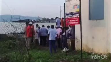 పెందుర్తి: చంద్ర నగర్ లో అండర్పాస్ వేలో నిల్వనీటికి తక్షణ పరిష్కారం చూపిన ప్రభుత్వ సిబ్బందికి కృతజ్ఞతలు తెలియజేస్తున్న స్థానికులు