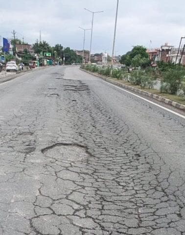 कालपी: कालपी नगर में नेशनल हाईवे की सड़क में गड्ढों पर नाराजगी जताते हुए व्यापारियों ने शीघ्र मरम्मत कराने की मांग की