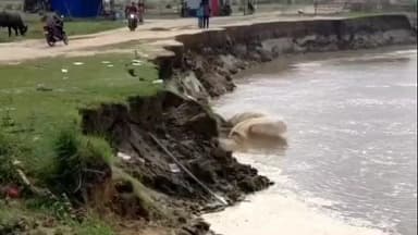 কাটোয়া ২: সকালবেলায় রাস্তা ছিল ৫০ ফুট, বেলা গড়াতেই সেই রাস্তা হয়ে গেল ১০ ফুট! ব্যাপক ভাঙ্গনে আতঙ্কিত অগ্রদ্বীপবাসী