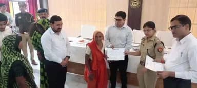 सरीला: सरीला तहसील परिसर में डीएम और एसपी की मौजूदगी में किया गया संपूर्ण समाधान दिवस का आयोजन