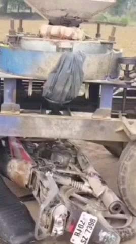 बहरोड़: बहरोड़ में बाइक और ट्रैक्टर की जोरदार टक्कर, युवक गंभीर रूप से घायल, बाइक थ्रेसर मशीन के नीचे जा घुसी