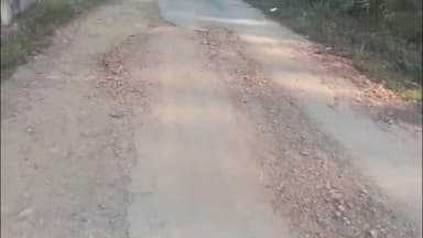 कांडा: नवागन्तुक जिलाधिकारी के निर्देशों का पालन नहीं हो रहा, PMJSY की खातीगांव नरगोली सड़क में डामर की जगह पैंच वर्क मिट्टी से