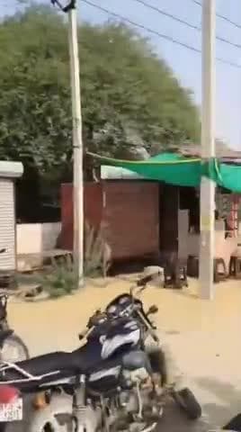 लोहावट: आऊ कस्बे में नागौर चौराहे पर साइड को लेकर वाहन चालकों में हुआ विवाद, जमकर हुआ हंगामा