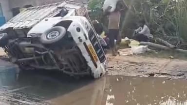 सहसवान: सहसवान ब्लॉक के जरीफपुर गढ़िया गाँव में टूटी सड़क और नाला निर्माण नहीं होने से पलटते हैं वाहन