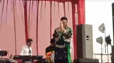 अमरिया: कटमटी गांव में एक बरसी कार्यक्रम में पंजाबी गायक गुरदास मान ने संगीत प्रेमियों को झूमने पर मजबूर किया