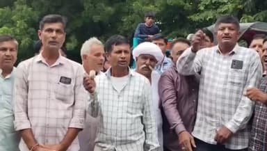 ગાંધીનગર: છાલા સહિત 10 ગામના ખેડૂતો કમોસમી વરસાદને કારણે થયેલા નુકસાનને લઈને ઢોલ નગારા સાથે કલેક્ટર કચેરીએ રજૂઆત માટે પહોંચ્યા