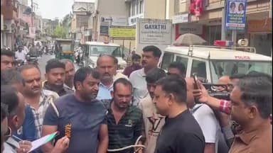 રાજકોટ પૂર્વ: રાજકોટ મંગળા રોડ પર ફાયરિંગ મામલો મુરઘા ગેંગના આરોપીઓનું ઘટના સ્થળે પોલીસ દ્વારા રીકંટ્રક્સન