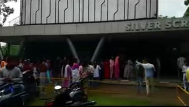 পলাশবাৰী: মৰমৰ শিল্পী জুবিন গাৰ্গৰ ৰৈ ৰৈ বিনালে ছবি চাবলৈ হাজাৰ হাজাৰ লোকৰ ভিৰ দক্ষিণ কামৰূপৰ বিজয়নগৰ ছবি গৃহত