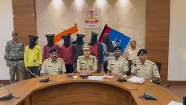 गोला: गोला पुलिस ने केबल चोरी के आरोप में छह लोगों को किया गिरफ्तार, मारुति वैन, बाइक व चोरी के केबल जब्त: एसपी