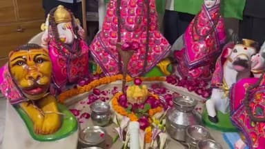 चंदौसी: चंदौसी में अखिल भारतीय युवा उद्योग के कार्यकर्ताओं ने भारतीय महिला टीम की जीत के लिए की महा आरती, मांगी मन्नतें