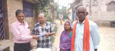 बीरपुर: वीरपुर प्रखंड में बीएलओ ने 44 हजार से अधिक मतदाताओं को मतदाता पर्ची का वितरण किया