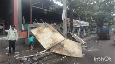 ચોરાસી: ખટોદરા વિસ્તારમાં રાયકા સર્કલ પાસે એસએમસી દબાણ ખાતાની દાદાગીરી સામે આવી છે. ચાની હોટલ ચલાવતા મજદૂર ની ચાલી હોટલ તોડી.