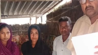 केसरिया: केसरिया विधानसभा क्षेत्र के वार्ड संख्या 07 स्थित महादलित बस्ती (कुंडवा) में वोटर इंफॉर्मेशन स्लिप का वितरण किया गया