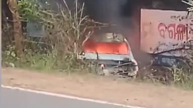 କଣ୍ଟାମାଳ: ପଳସାଗୋରା ନକ୍ସରୀ ନିକଟରେ ଦୁର୍ଘଟଣା ଗାଡି ରେ ନିଆଁ ଲଗେଇ ଜାଳି ଦେଲେ ଦୁର୍ବୁତ୍ତ