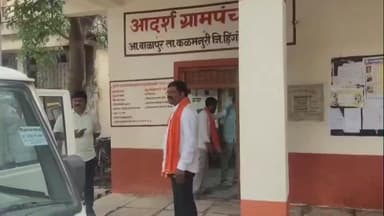 कळमनूरी: मोकाट कुत्रे जनावरांना आवर घालण्यास आ.बाळापूर ग्रामपंचायतला अपयश,महाविकास आघाडीने कुत्रे ग्रामपंचायतीत साोडले