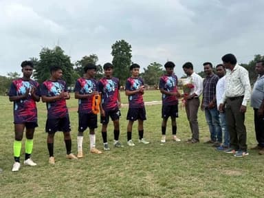 रातू: डंडई हेहल रातु में फुटबॉल प्रतियोगिता 2025 का आयोजन, मुकेश भगत मुख्य अतिथि के रूप में हुए शामिल