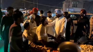 ਤਰਨਤਾਰਨ: ਤਰਨਤਾਰਨ ਜਿਮਨੀ ਚੋਣ ਮੌਕੇ ਕਾਂਗਰਸ ਪਾਰਟੀ ਪੰਜਾਬ ਦੇ ਪ੍ਰਧਾਨ ਰਾਜਾ ਵੜਿੰਗ ਨੇ  ਕਾਂਗਰਸ ਦੇ ਉਮੀਦਵਾਰ  ਹੱਕ ਵਿਚ ਬਜ਼ਾਰ ਵਿੱਚ ਕੀਤਾ ਚੋਣ ਪ੍ਰਚਾਰ