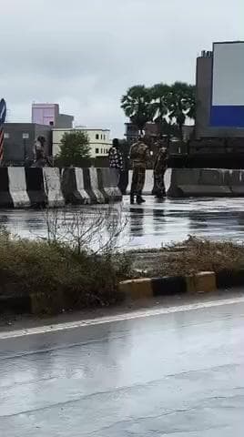 ताजपुर: बिहार विधानसभा चुनाव के लिए बस स्टैंड के सामने एनएच 28 पर अर्धसैनिक बल तैनात