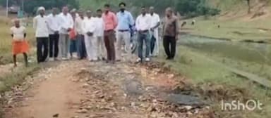 केतार: केतार के चेचरिया गांव में बारिश से सड़क बही, बीडीओ के निर्देश पर जेई ने किया निरीक्षण