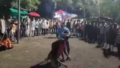 महोबा: अलीपुरा गांव में दिवाली नृत्य प्रतियोगिता और मेला का भव्य आयोजन, लठमार दिवाली ने बुंदेली संस्कृति को जीवंत किया