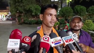 ଭଦ୍ରକ ଗ୍ରାମାଞ୍ଚଳ: ଚରମ୍ପା ଅଂଚଳର ଗ୍ୟାରେଜ ମିସ୍ତ୍ରୀ ଙ୍କ ମହାନତା,ATM ରୁ ବାହାରି ରହିଥିବା ଟଙ୍କାକୁ ହସ୍ତାନ୍ତର କଲେ ପୋଲିସ କୁ