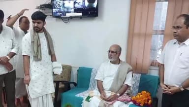 વાલિયા: વાલિયા ગણેશ સુગર ફેક્ટરી ખાતે શ્રીમદ ભાગવતમ કથાકાર રમેશભાઈ ઓઝા એ સુગર ફેક્ટરી ખાતે ટુકુ રોકાણ કર્યું હતુ