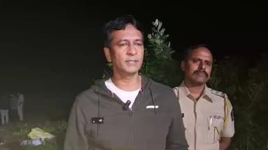 अलिबाग: पोलिस यंत्रणा आणि जीवरक्षक पथक सध्या ड्रोन आणि बॅटरीच्या मदतीने समुद्रात या तरुणांचा शोध घेत सुरू 
तहसीलदार विक्रम पाटील