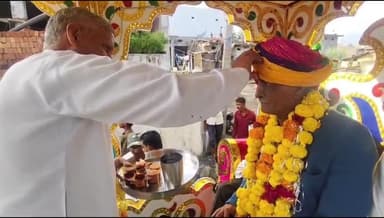 महिदपुर: शासकीय एकीकृत माध्यमिक विद्यालय ढाबलासिया में सेवानिवृत्त शिक्षक जसवंत सिंह तंवर का विदाई समारोह धूमधाम से मना