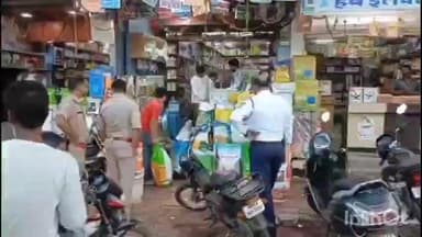 नीमच: नीमच सब्जी मंडी में यातायात पुलिस की सख्ती, अव्यवस्था हटाकर विक्रेताओं को दी गई समझाइश