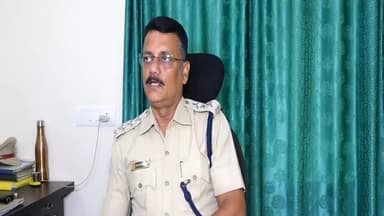 ଭୁବନେଶ୍ବର ମ୍ୟୁନିସିପାଲଟି କର୍ପୋରେସନ: ଧିରୁକୁଟି ବସ୍ତି ରାସ୍ତାରୁ 300ଲିଟର ଦେଶୀ ମଦ ଜବତ ଘଟଣା, ବିଜେବି ନଗର ରେ ଅବକାରୀ ଥାନା ଅଧିକାରୀଙ୍କ ପ୍ରତିକ୍ରିୟା