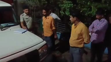 রানিগঞ্জ: রানীগঞ্জে গির্জা পাড়ায় তেল মিলে দামি কোম্পানি তেলের টিনে লোকাল তেল কে ভরে ফরচুন কোম্পানি তেল বলে চালানোর অভিযোগ