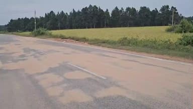 तोरपा: छाता नदी के पास अवैध बालू लदे हाईवा ने सड़क पर गिराया बालू