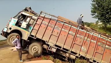 कोलारस: पूरनखेड़ी में प्लाईवुड से भरा ट्रक खाई में गिरा, बड़ा हादसा टला