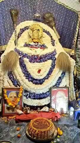 नदबई: नदबई में देवउठनी एकादशी पर खाटू श्याम मंदिर में विशेष कार्यक्रम, भक्त ने काटा केक