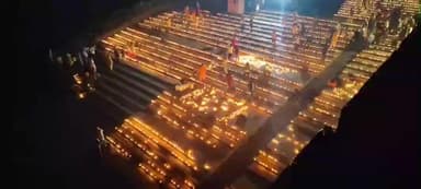 तेंदूखेड़ा: नरसिंहपुर जिले के ककरा घाट पर एकादशी पर 11000 दीप प्रज्वलित किए गए, भारी संख्या में श्रद्धालु पहुंचे