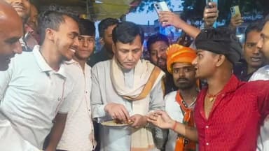 बिदुपुर: चुनाव प्रचार के दौरान केंद्रीय गृह राज्य मंत्री नित्यानंद राय ने तले पकौड़े, वीडियो हुआ वायरल