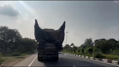 शिवपुरी: अमोला फोर-लेन पर तेज रफ्तार ट्रक से उड़ते रहे मूंगफली के छिलके, बाल-बाल बचे वाहन चालक