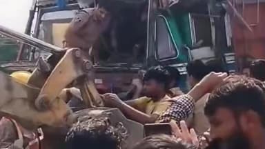 खातेगांव: संदलपुर के पास ट्रक और डंपर की भिड़ंत, ट्रक चालक गंभीर रूप से घायल, इंदौर रेफर