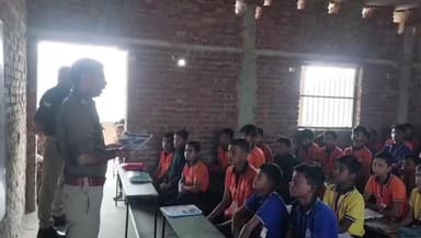 चंदौसी: कुढ फतेहगढ़ में स्थित इंटरनेशनल अकैडमी में निबंध प्रतियोगिता का आयोजन, SI विजेंद्र सिंह सहित पुलिस टीम रही मौजूद