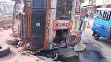 देहरादून: मोहब्बेवाला में फिर से हुआ ट्रक हादसा, ब्रेक फेल होने से ट्रक पलटा, मची अफरा-तफरी