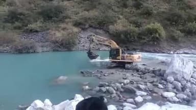 जोशीमठ: जोशीमठ मलारी क्षेत्र में धोली गंगा में बन रही झील का निरीक्षण करने पहुंची प्रशासन की टीम