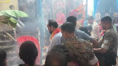 गोबिंदपुर राजनगर: हेंसल पहुंचे पूर्वी सिंहभूम सांसद विधुत वरण महतो,जगधात्री मंदिर में माथा टेककर क्षेत्र की शुख शांति की कामना की।