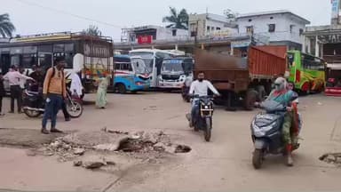 बालोद: नए बस स्टैंड के गैरेज में खराब ट्रक सड़कों पर पार्क, स्कूटी सवार महिला बस से टकराई, मां-बेटा बाल-बाल बचे