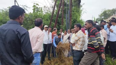 अर्जुनी मोरगाव: नवेगावबांध सह इतर गावांचा दौरा करून आमदार राजकुमार बडोले यांनी केली नुकसानग्रस्त धान पिकाची पाहणी