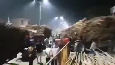 बीसलपुर: बरखेड़ा में ओवरलोडिंग के चलते बड़ा हादसा, ट्रैक्टर सवार चालक के ऊपर गिर गया ओवरलोड गन्ना