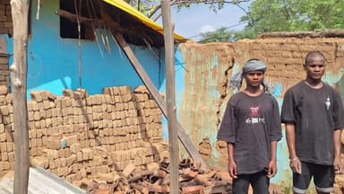 गोइलकेरा: नंदपुर गांव में भारी बारिश से एक व्यक्ति का मिट्टी का घर गिरा, पीड़ित परिवार ने मुआवजे की मांग की