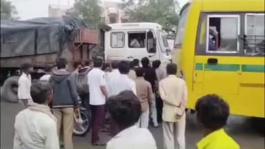 रेवदर: रेवदर हाईवे पर निजी स्कूल बस चालक ने ट्रक चालक से की मतमीजी, घटना के बाद आपसी कहासुनी के बाद पैसे लेकर जाने दिया