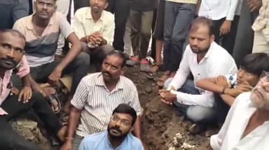 तेल्हारा: तेल्हाऱ्यात अपूर्ण रस्त्यावर प्रतीकात्मक खड्डा खोदून नागरिकांचे आंदोलन; वाहतूक कोंडीने प्रशासन हादरले