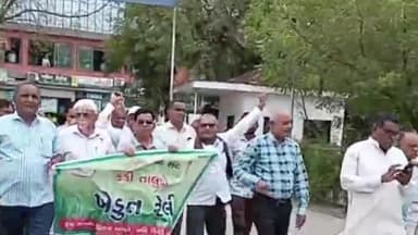 કડી: કડી તાલુકા કિસાન સંઘ દ્વારા વરસાદી પાક થી થયેલ નુકસાનનું વળતર ચૂકવવા તેમજ દેવા માફ કરવા રેલી યોજી આવેદન પત્ર આપ્યું